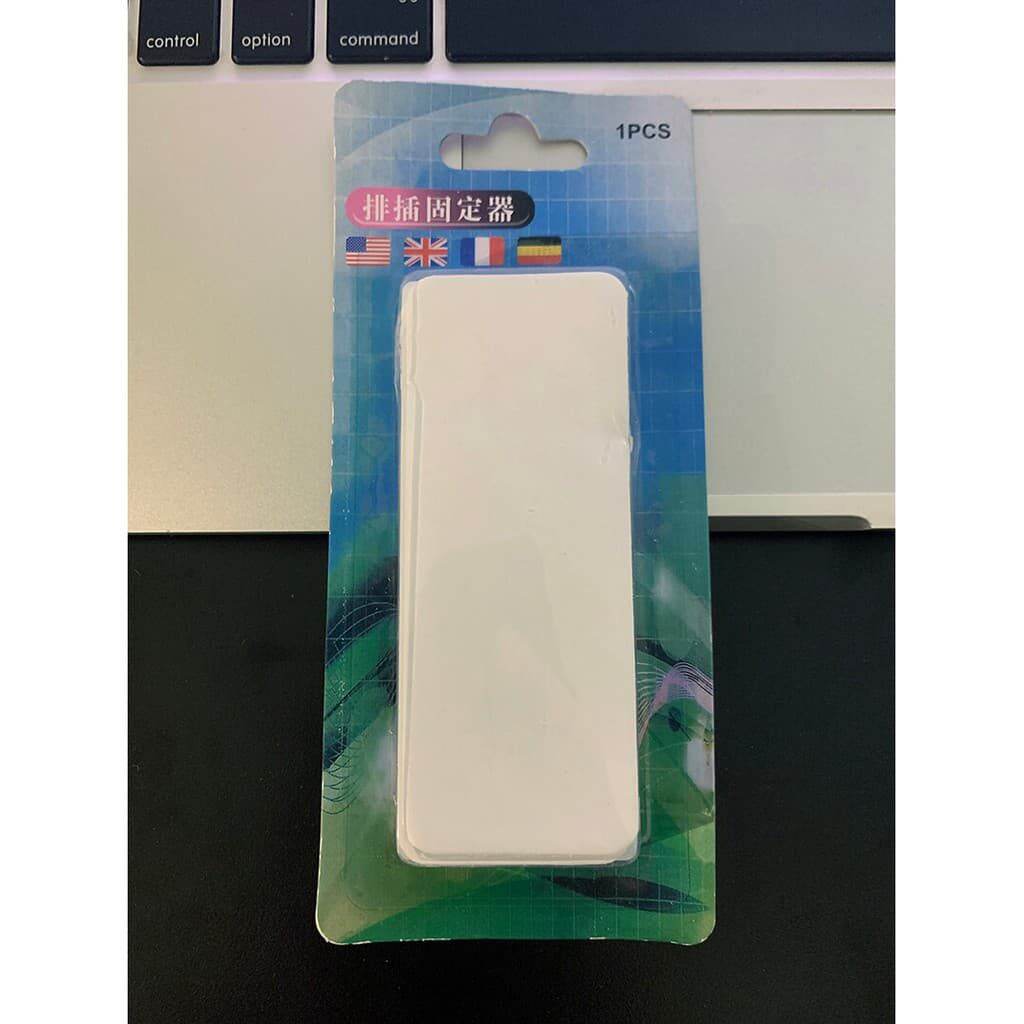 Miếng dán tường treo ổ cắm điện, modem, wifi.