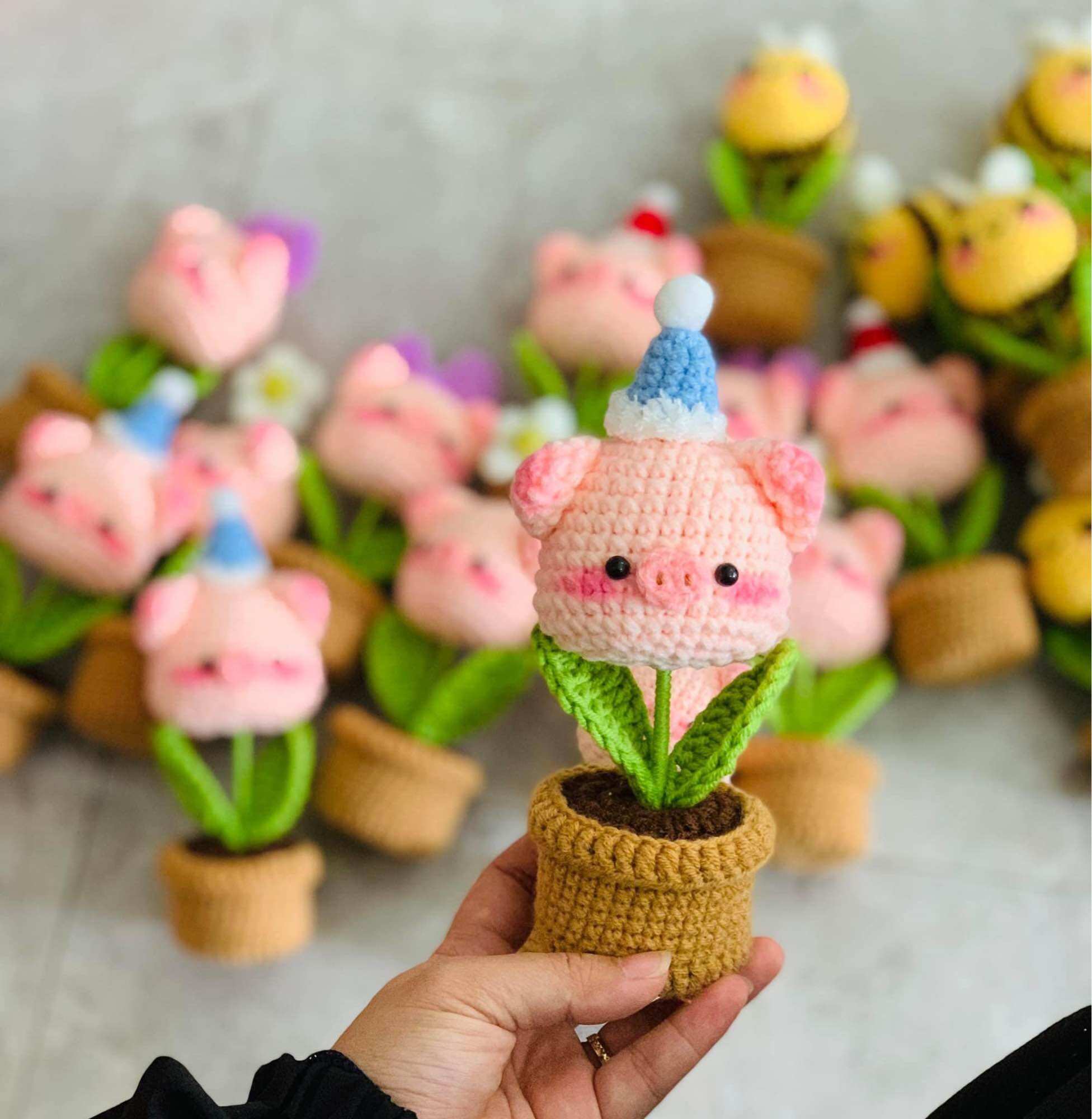 Chậu hoa len hình heo hồng đan móc