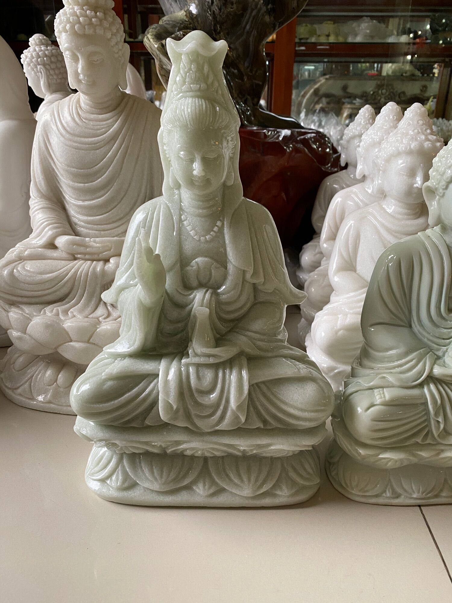 Tượng mẹ Quán Âm đá trắng xanh ngọc tự nhiên cao 40cm. Tượng Phật đẹp bằng đá.