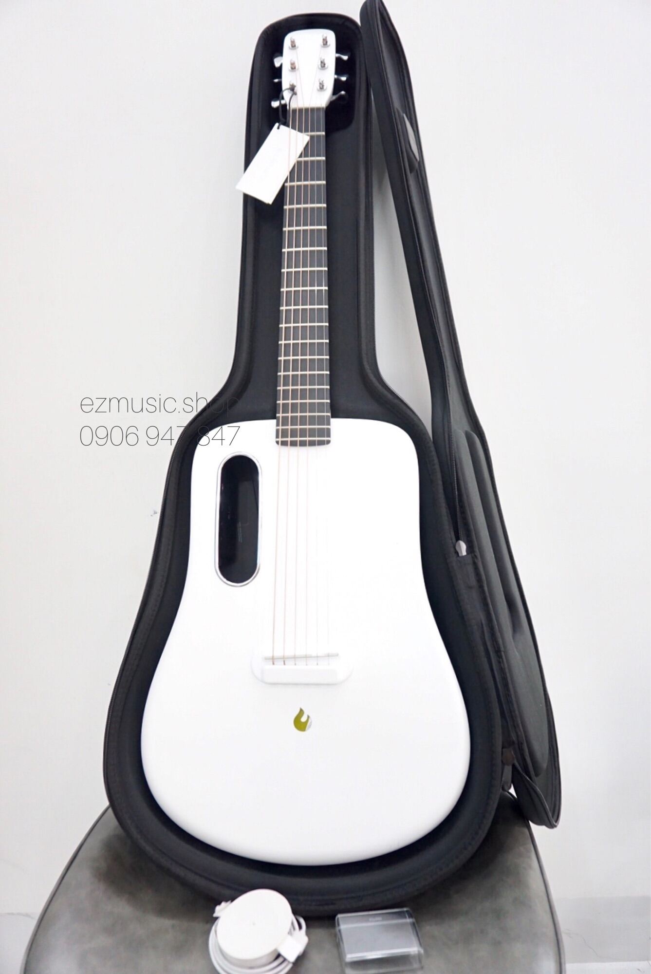 Đàn Guitar acoustic Lava Me 2 freeboost có effect thùng carbon fiber