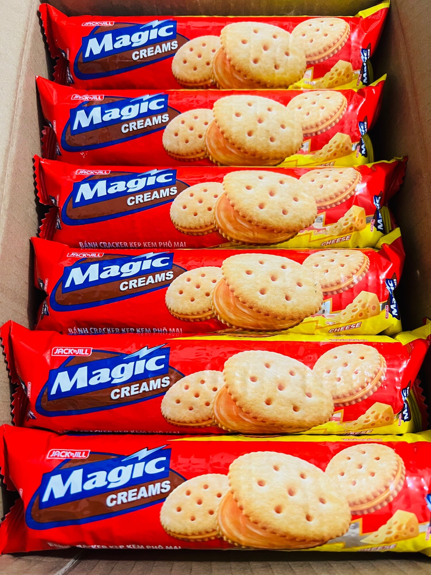 THÙNG 12 CÂY BÁNH cracker kem phô mai Magic 108g