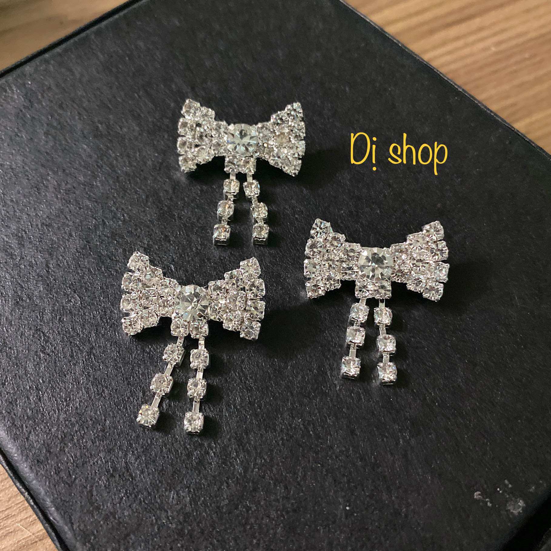 1 TAG CÀI NƠ SIZE 2.8cm có ghim cài phía sau