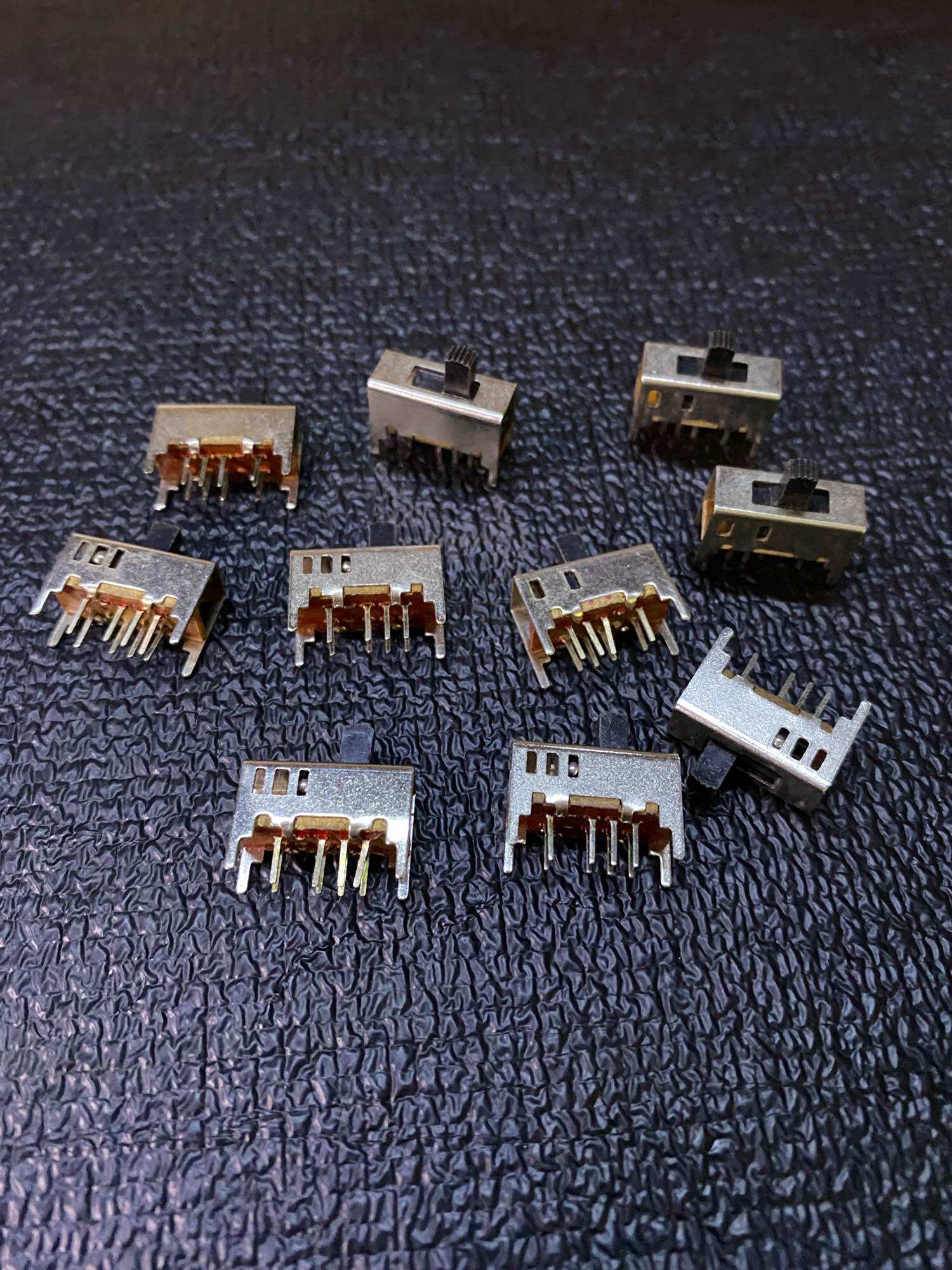 Công tắc 8 chân 3 nấc 1.6 x 1.1 cm cả chân (10 chiếc)