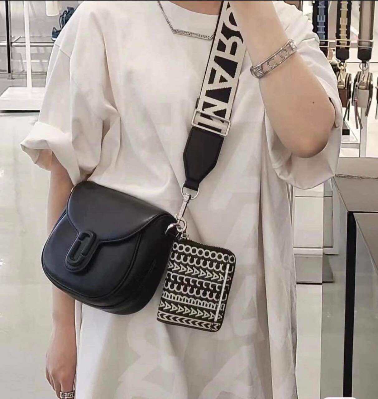 Túi đeo vai nữ love moschino. 
