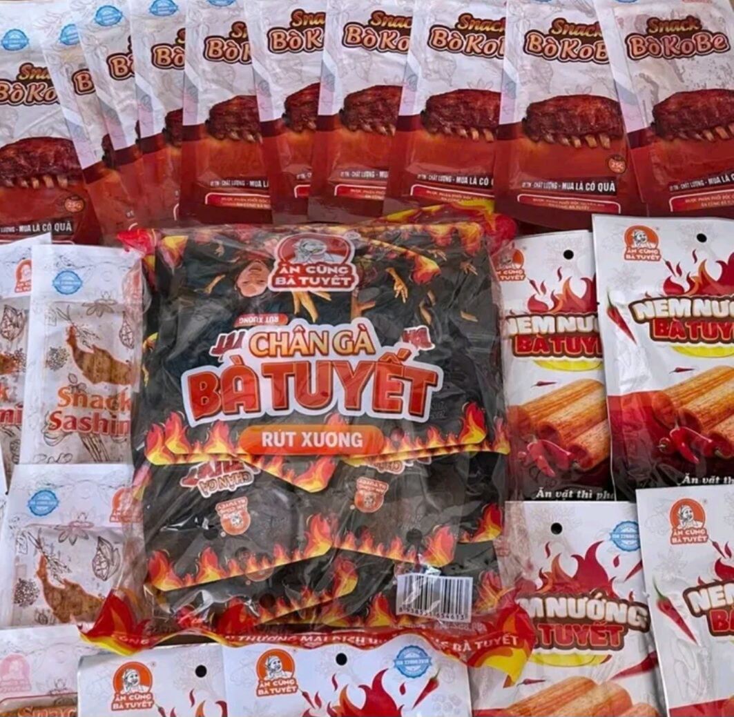 Combo 22 Gói Ăn Vặt mix đủ vị Gồm : 15 Chân Gà bà tuyết Rút Xương Tê Cay +2 Đùi Gà Rong Biển + 2 đùi gà Phô Mai Ngô +1 mái ngói bà Tuyết+1 tăm cay chiến thần Lạc Hồng + 1 tăm cay ăn vặt ăn cùng bà Tuyết ngon tuyệt vời hàng Việt Nam chất lượng