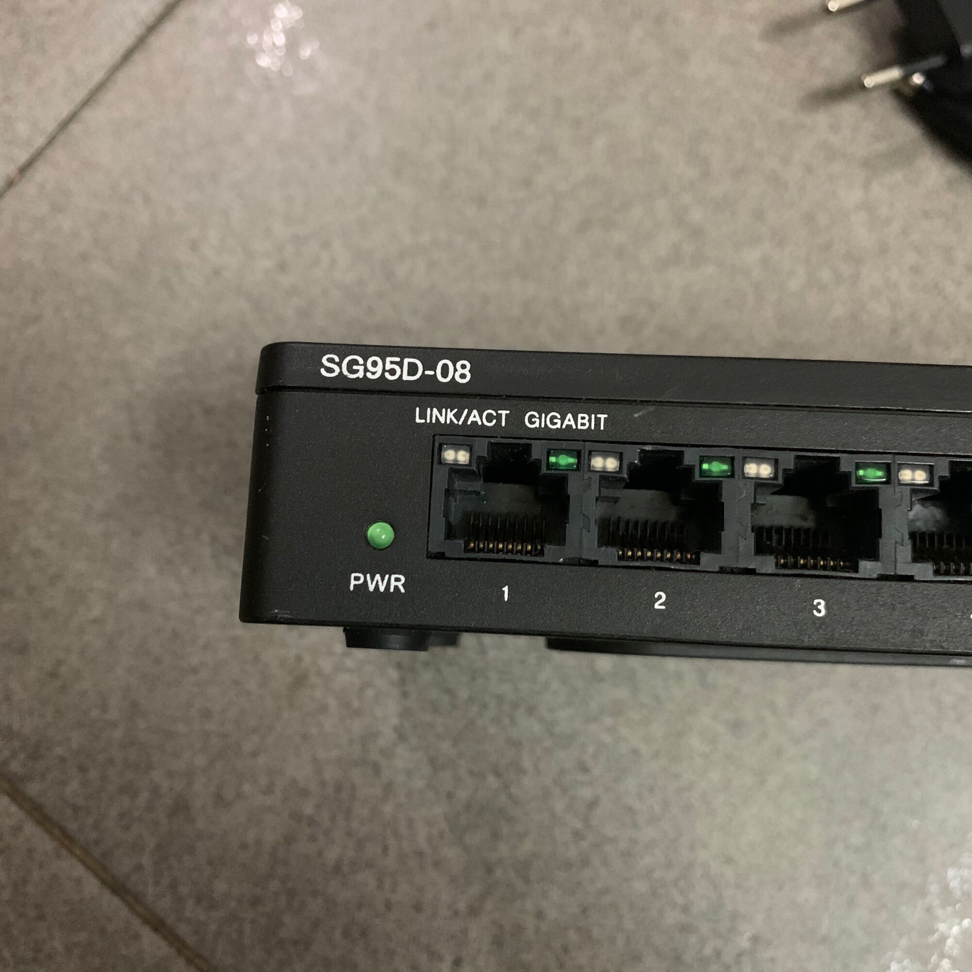 Bộ chia mạng Cisco SG95D-08 8 cổng gigabit ( qua sử dụng )