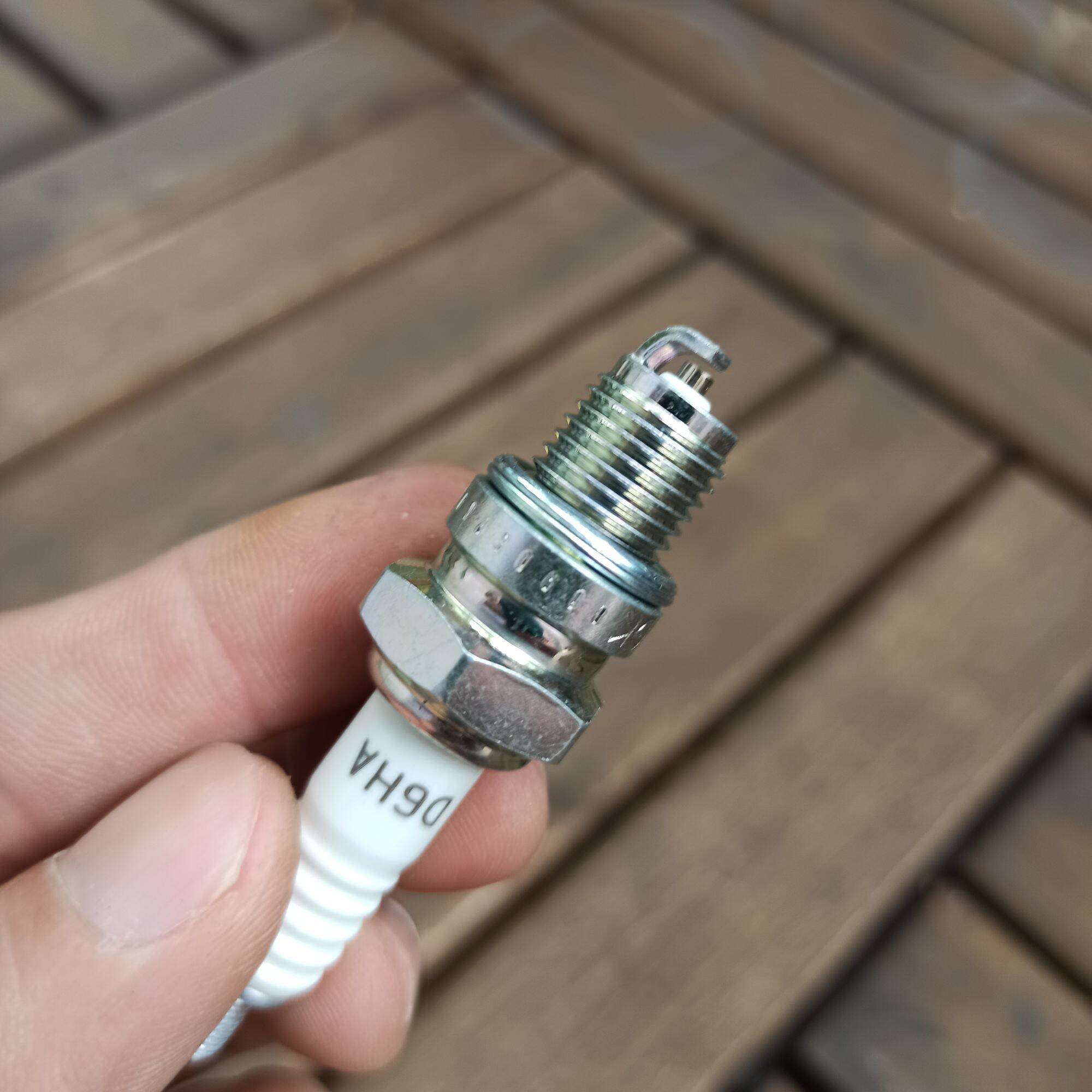 Bugi NGK niken - D6HA ( chân ngắn , ren 12mm)