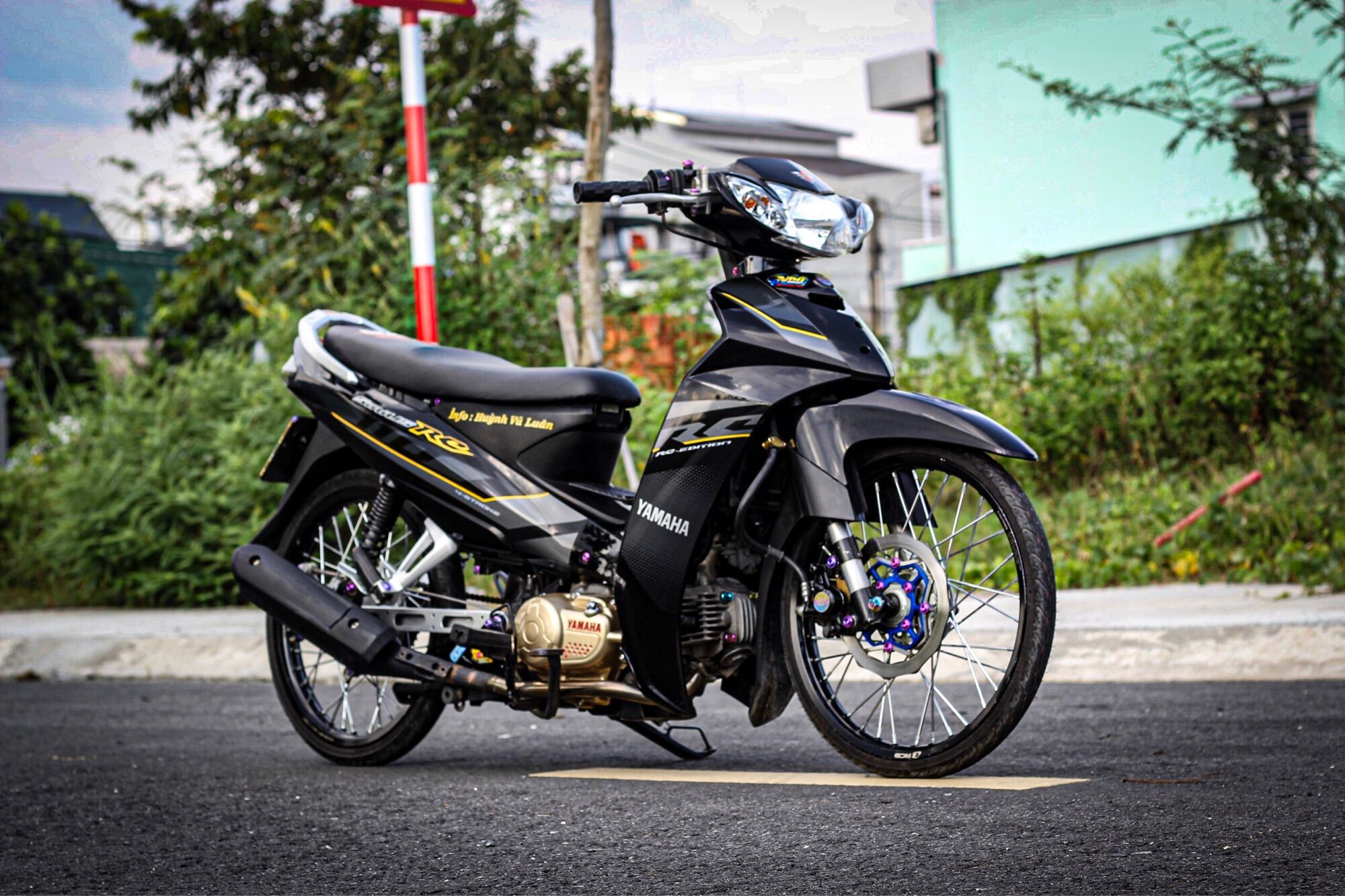 Tem sirius RC chỉ vàng