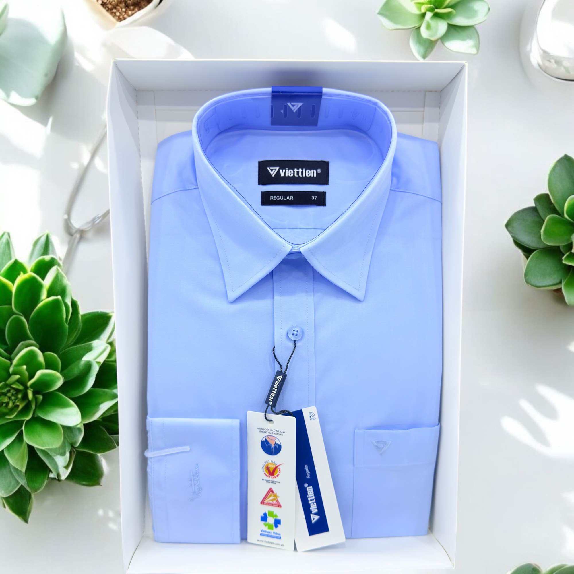 Việt Tiến áo sơ mi màu xanh da trời trơn form Reguler vạt bầu