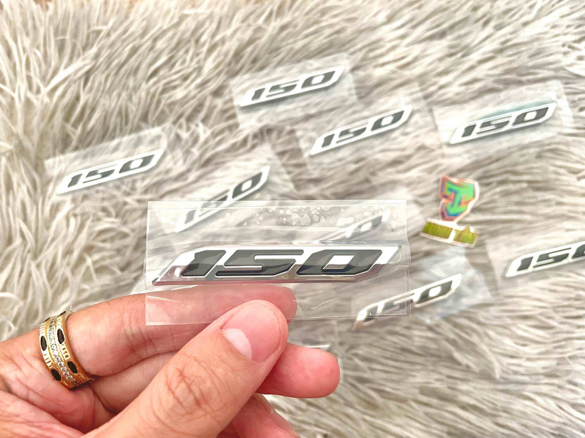 Tem số 150 chữ nổi sắc nét dán cho các dòng xe