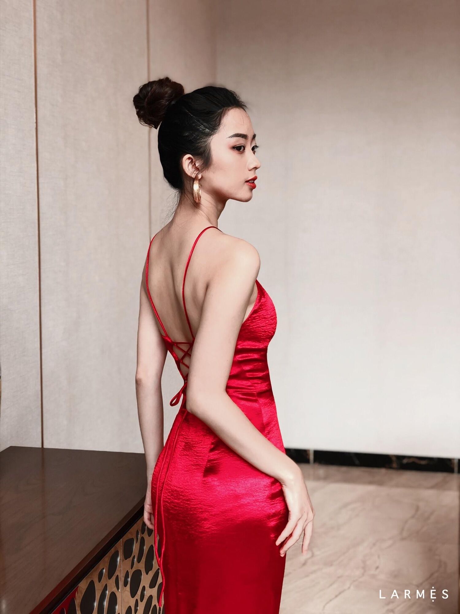 LARMES - Đầm hai dây Ruby, lưng dây đan chéo, xẻ tà váy