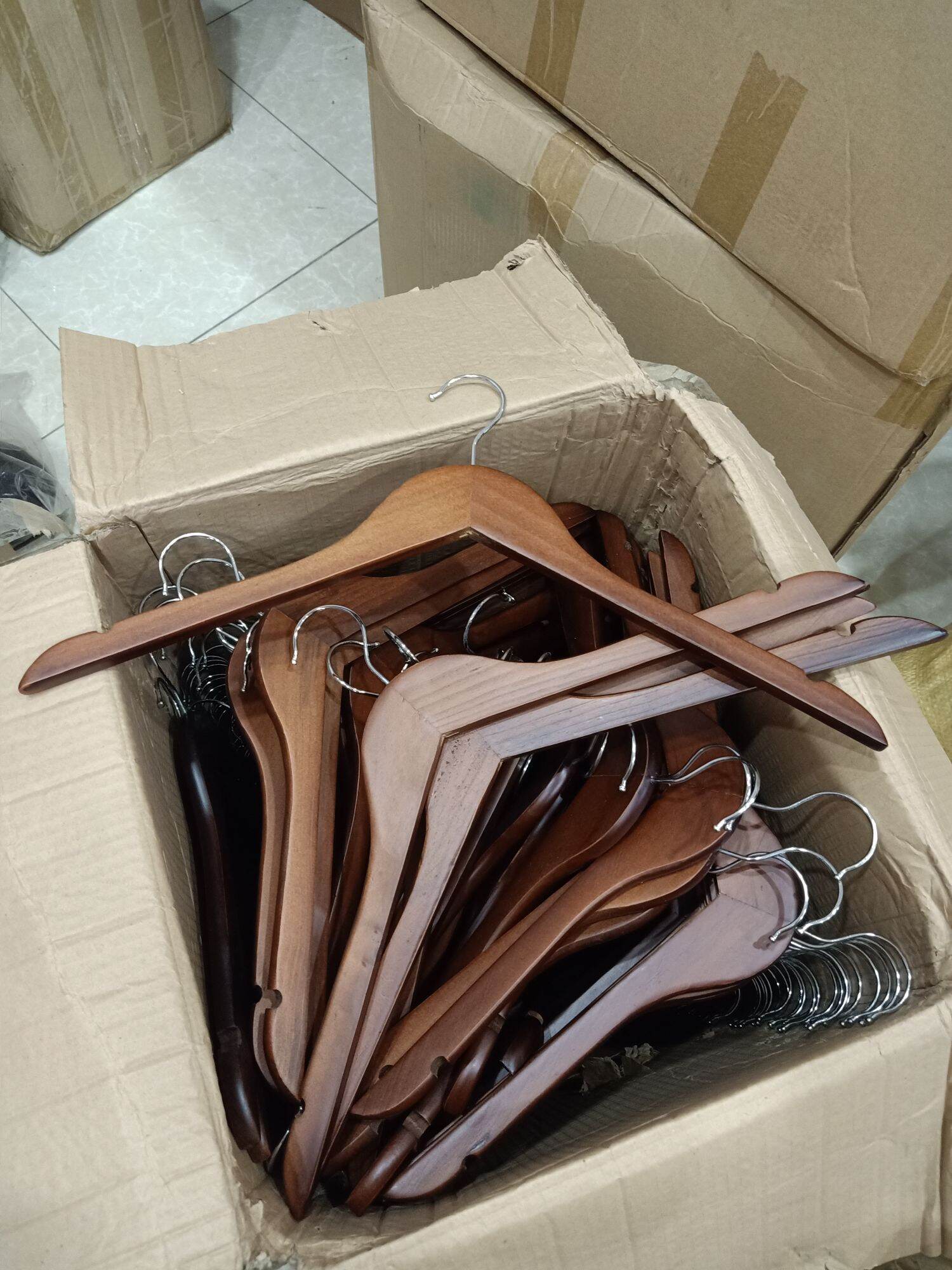 Móc gỗ nâu treo áo