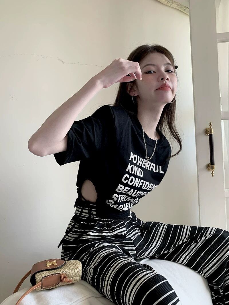 Áo croptop rút dây hông in hình tay ngắn