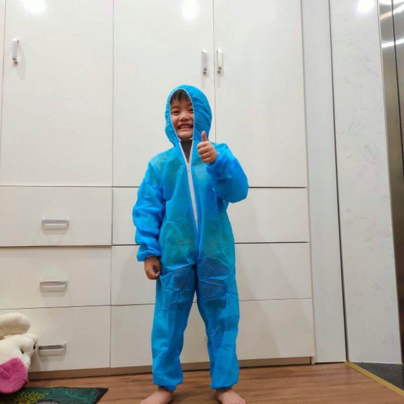 QUẦN ÁO PHÒNG DỊCH TRẺ EM ĐỦ SIZE : S mầu  XANH gồm 1 bộ liền mũ + 2 chụp chân. Tấm che mặt mua thêm .