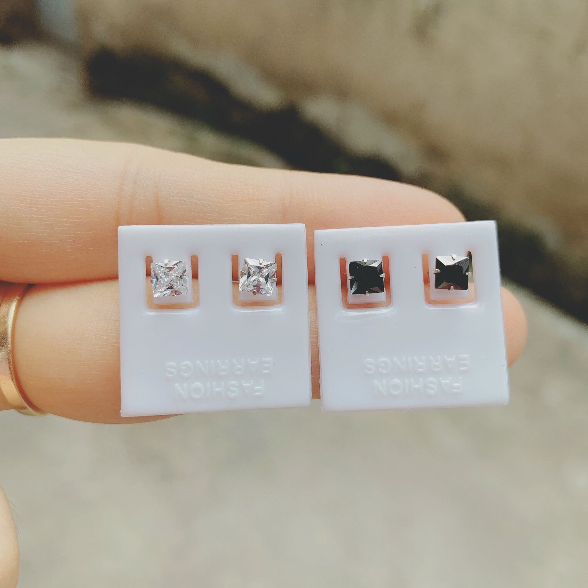 1 chiếc nụ tai bạc nam nữ đá vuông màu đen trắng