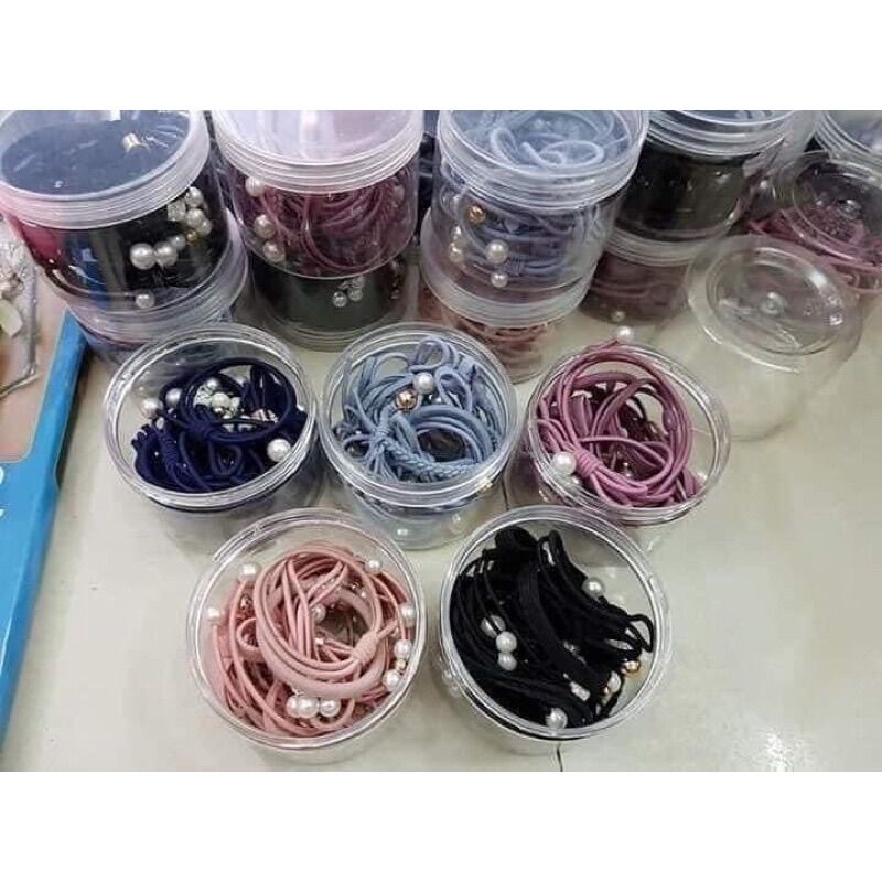 Hộp buộc tóc ngọc trai 12 chi tiết.