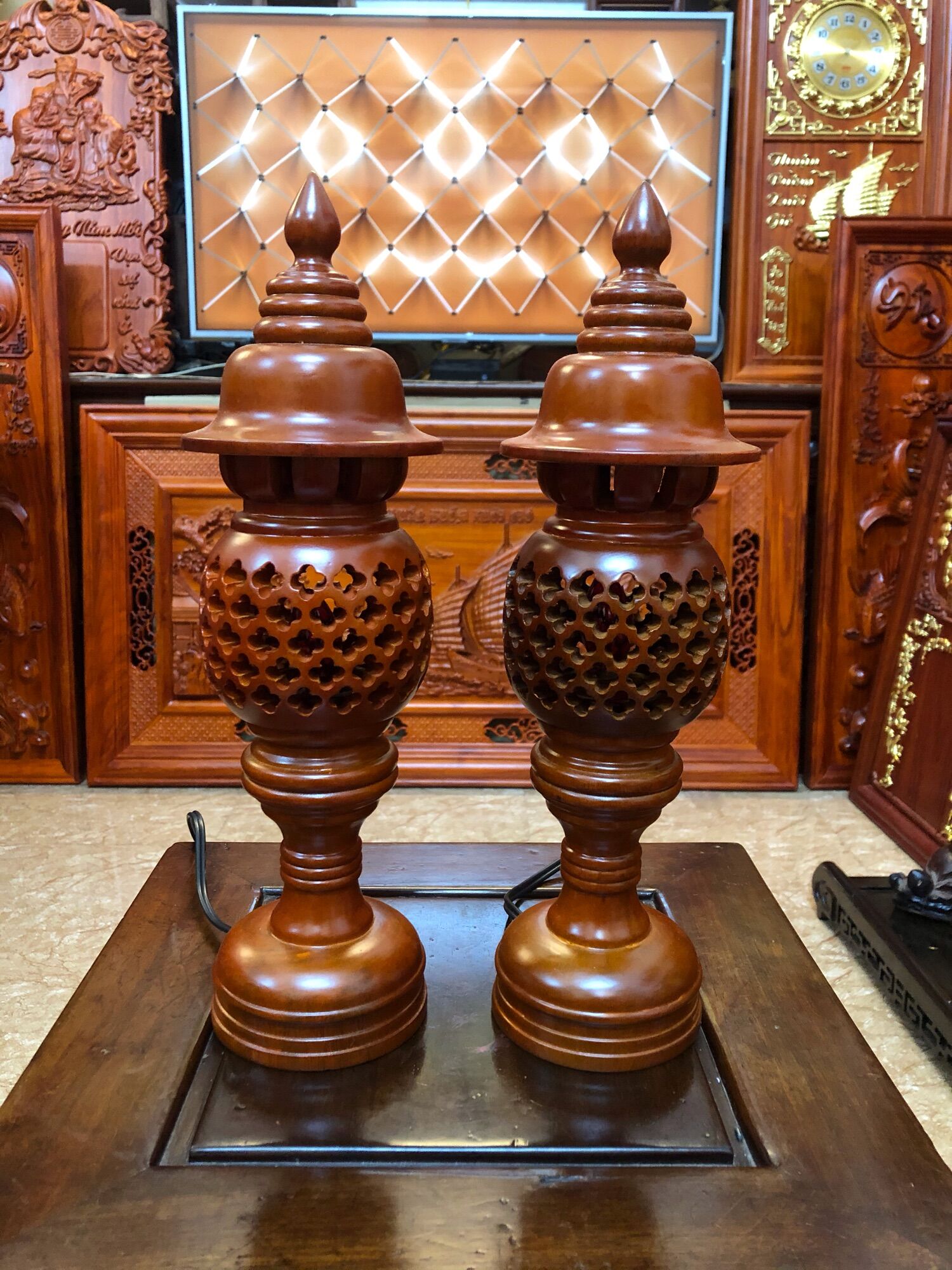 Cặp đèn thờ tổ ong gỗ hương trang trí bàn thờ
