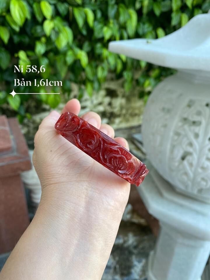 Vòng bản liền Ngọc Cẩm thạch huyết chạm hoa văn. Hợp mệnh hỏa và thổ.