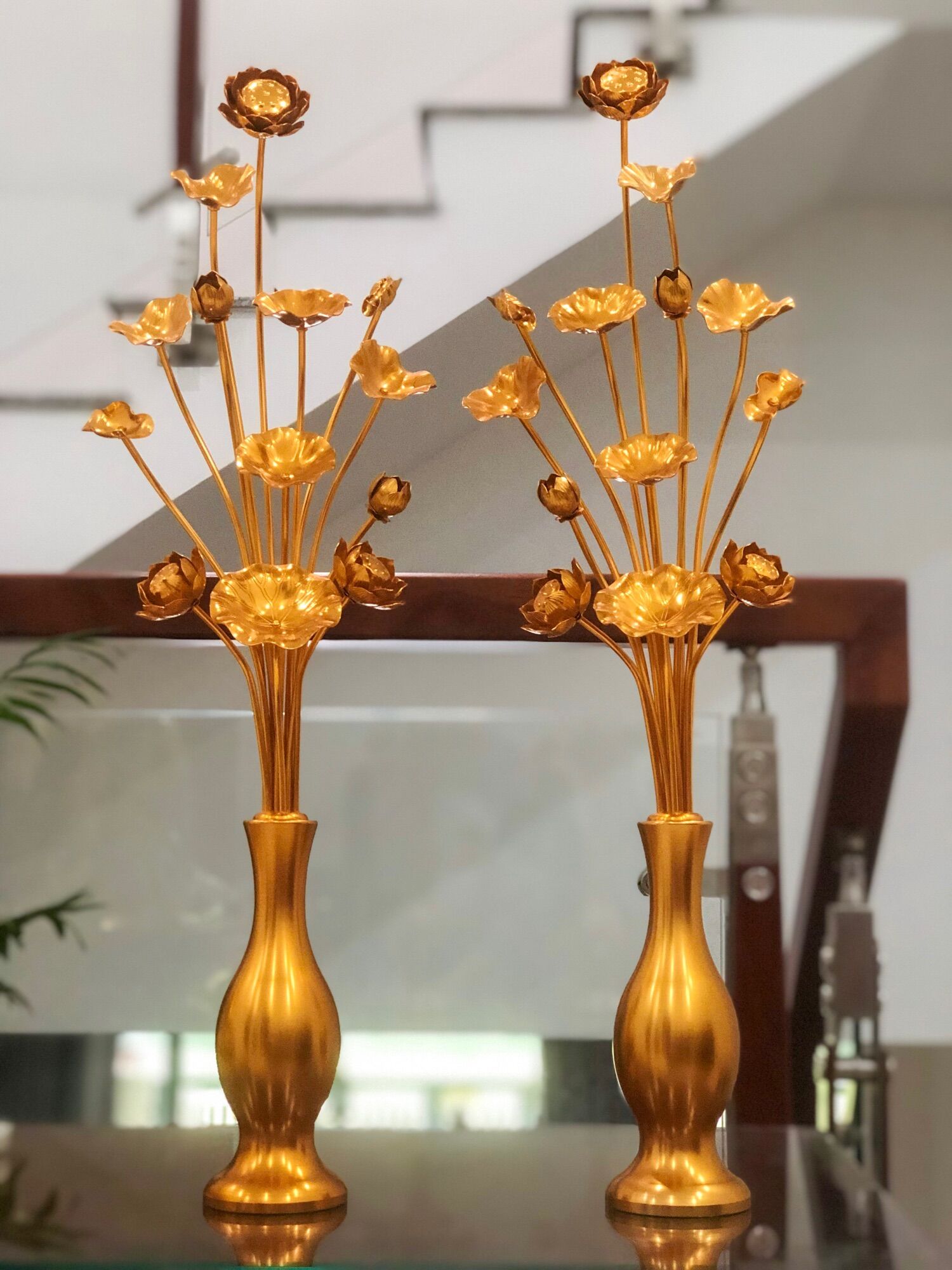 Cặp bình sen đồng vàng nguyên khối trang trí bàn Phật mới lạ và đẹp mắt