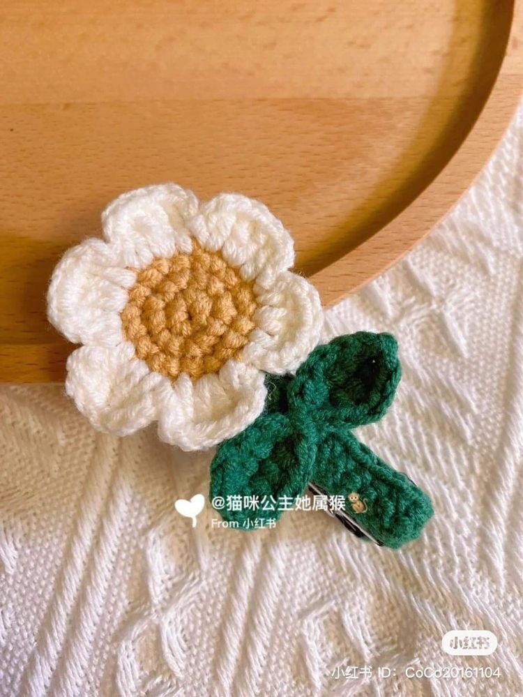 Kẹp tóc hoa 6 cánh bằng len handmade
