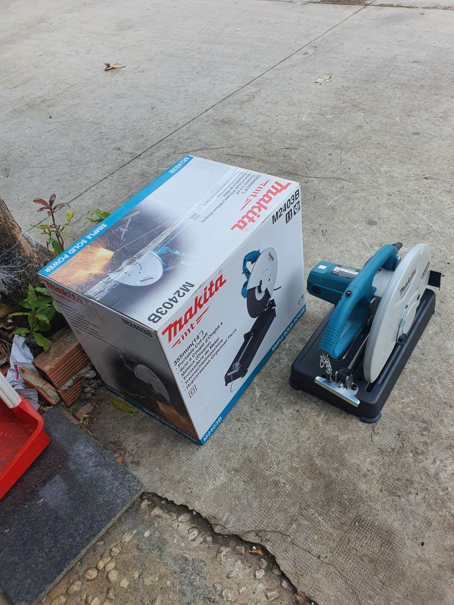 Máy cắt sắt bàn Makita M2403