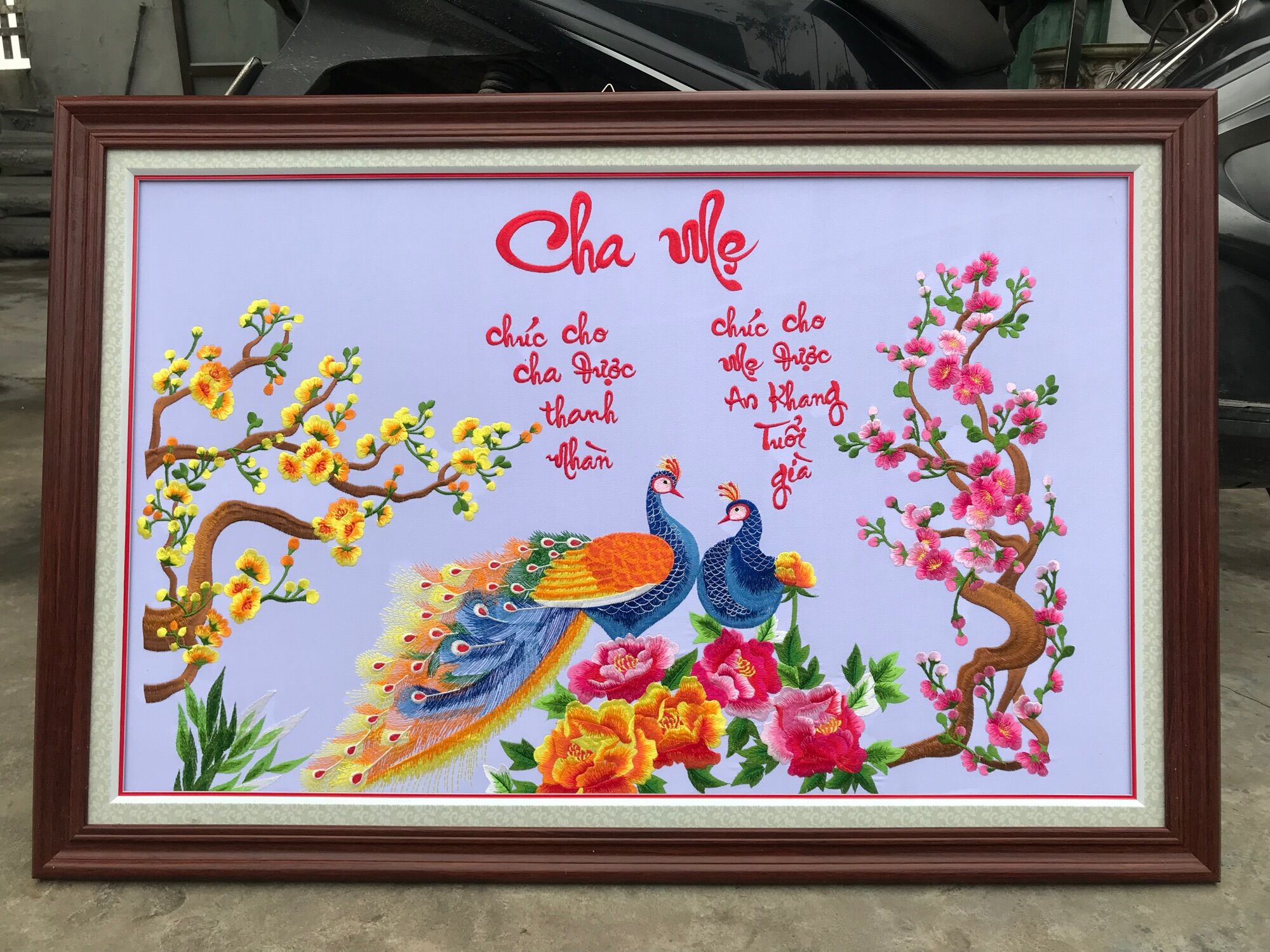 (Tranh thêu sẵn, kích thước 60*80). Bức tranh CHA MẸ ĐÔI CÔNG là tranh " ĐÃ THÊU SẴN" về chỉ việc đóng khung.