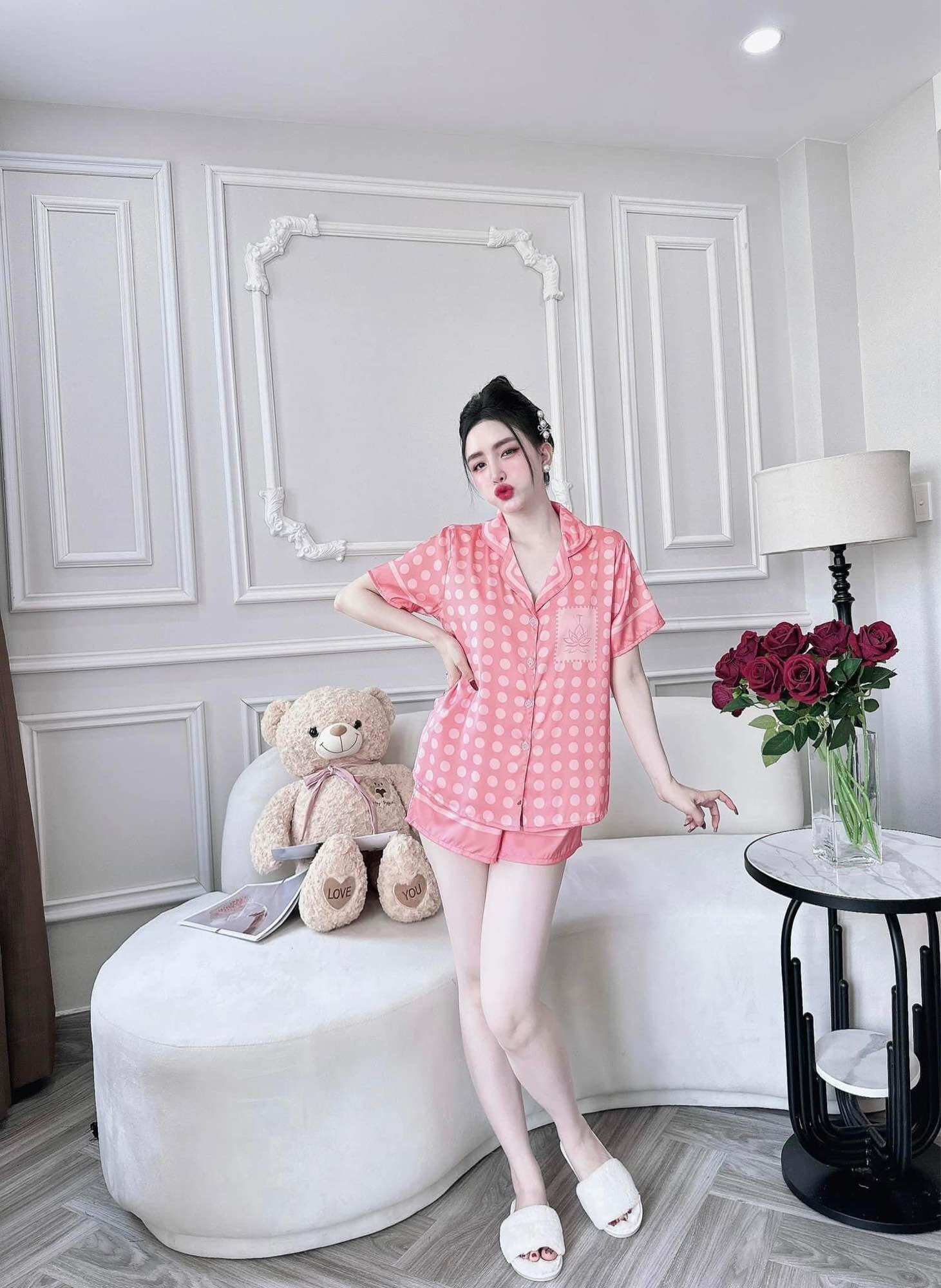 [Freesize<70kg] Đồ Bộ Đùi Tay Ngắn Lụa Latin Hoạ Tiết Chấm Bi