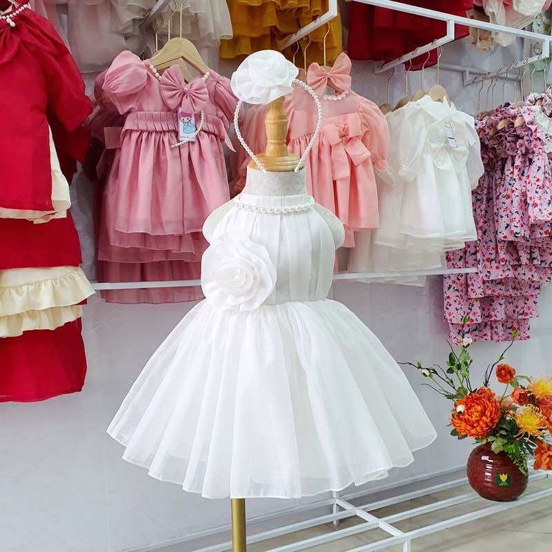 Đầm trắng đính đá nơ phía sau tặng kèm cài ngọc cho bé