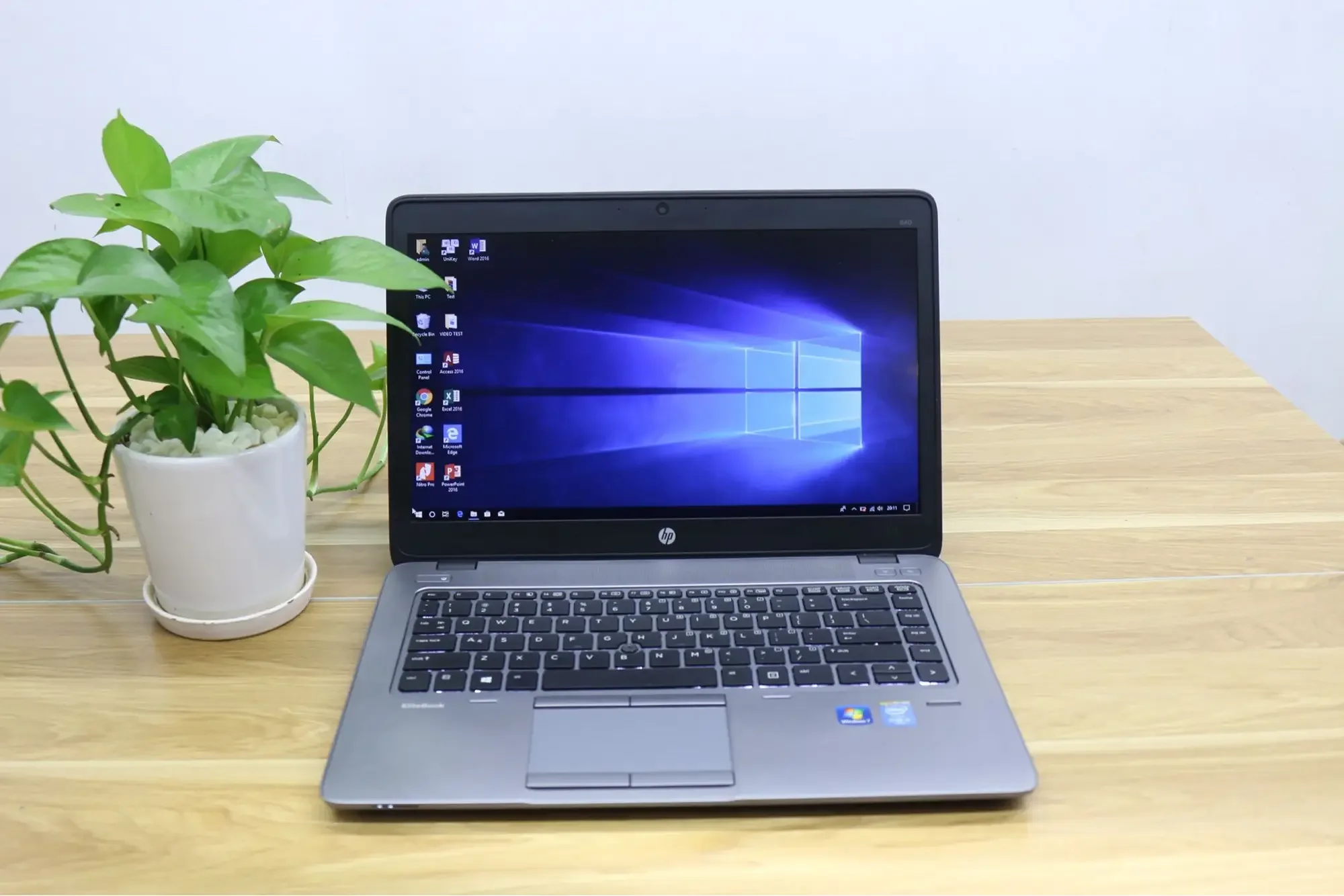 Laptop HP 840 G2 i5 5300 8g ssd 256g