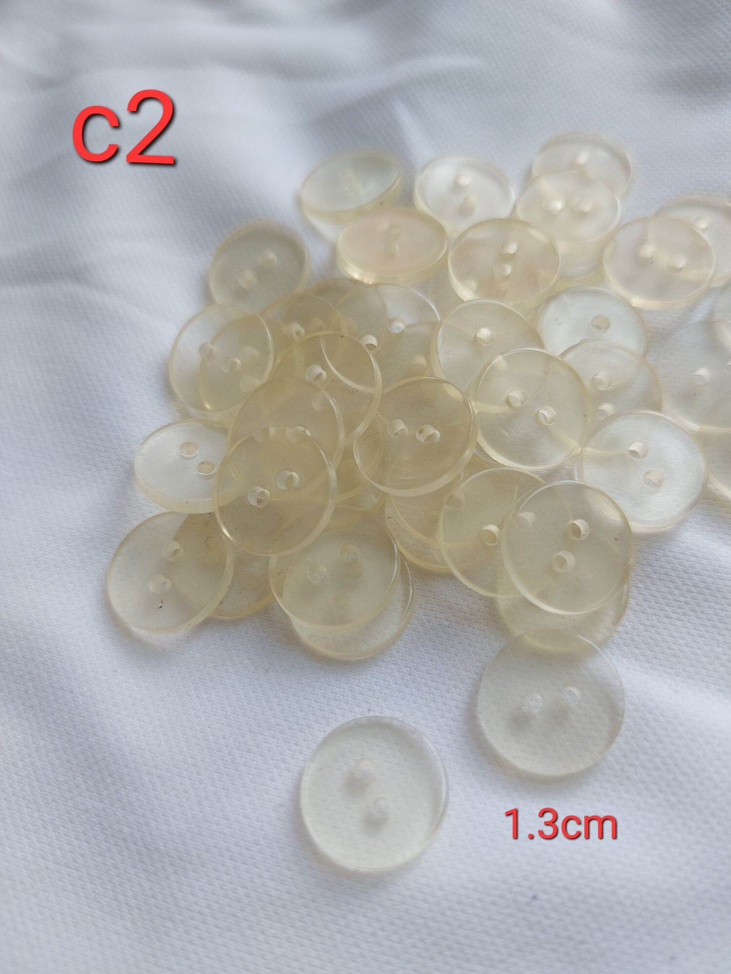04 cúc áo sơ mi màu kem loại 2 lỗ