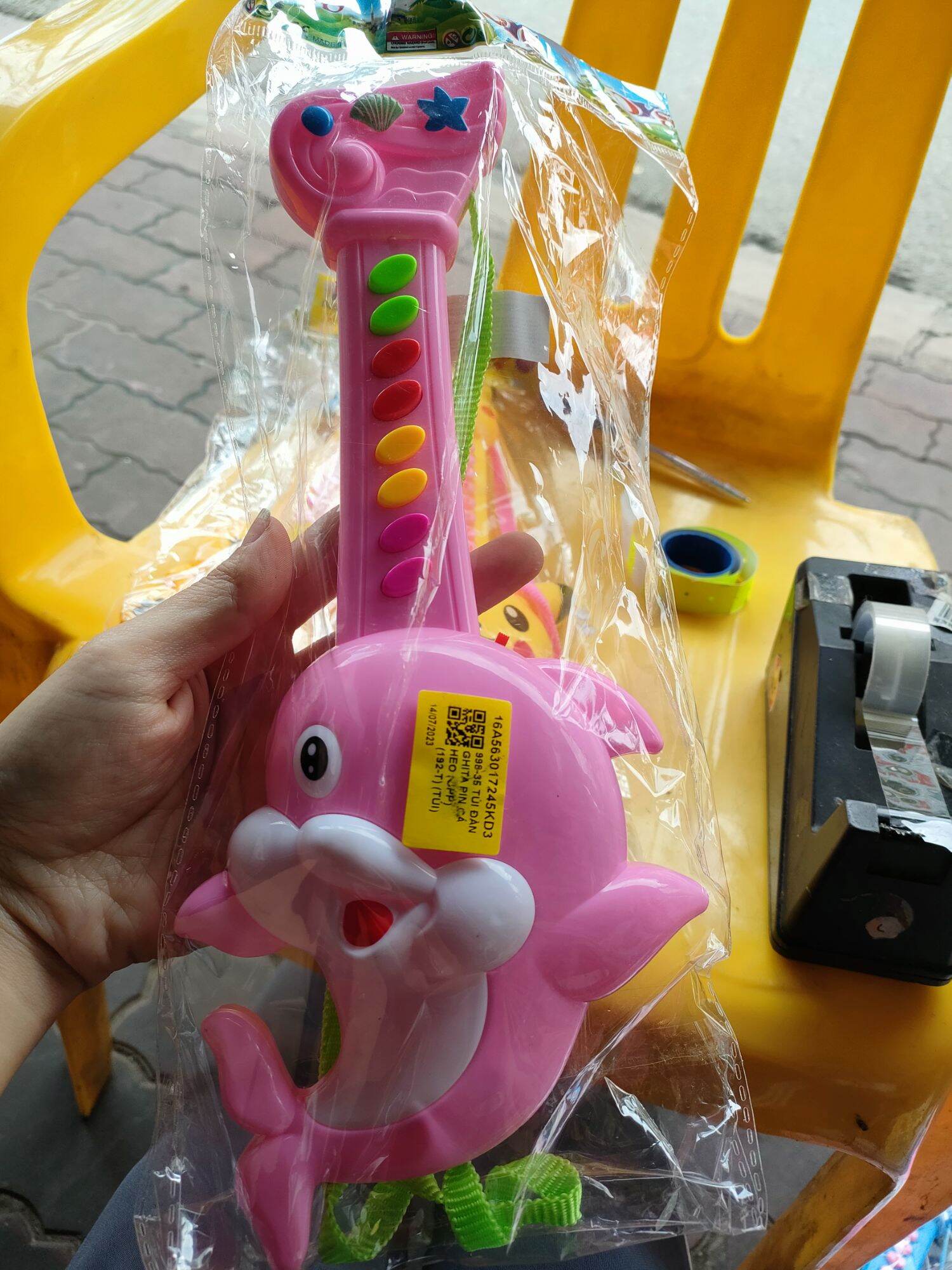 Đàn guitar nhiều mẫu lựa chọn cho bé tặng kèm pin( màu giao ngẫu nhiên)