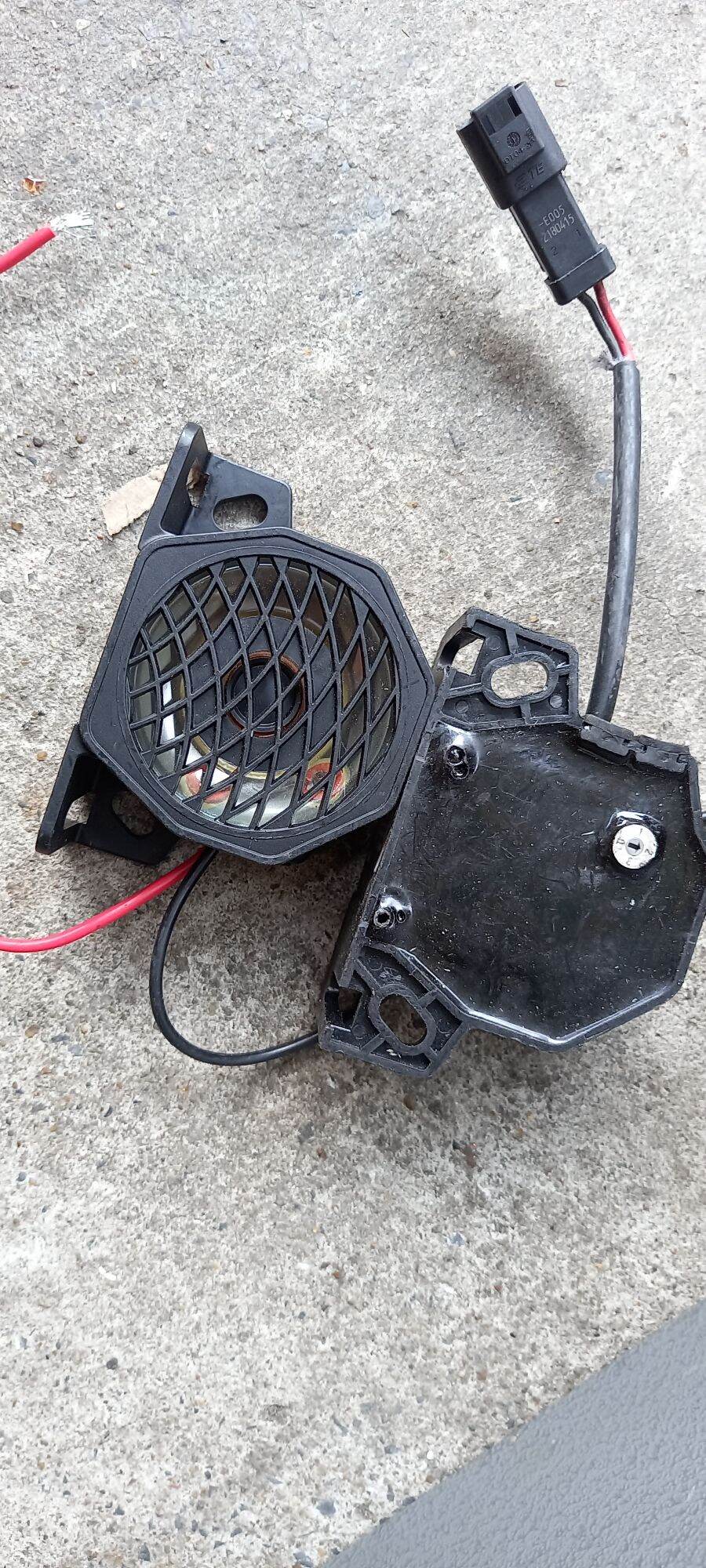 1 cái còi hụ 12v dc sài tốt.