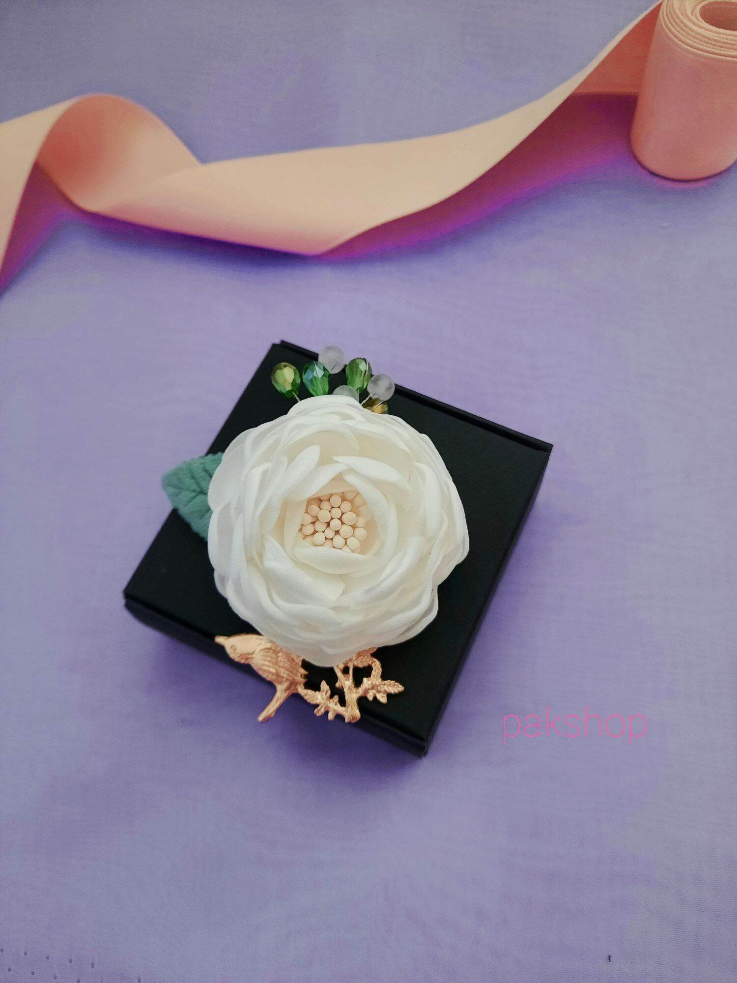 Hoa cài áo handmade cành hồng lụa trắng cỡ 6,5cm