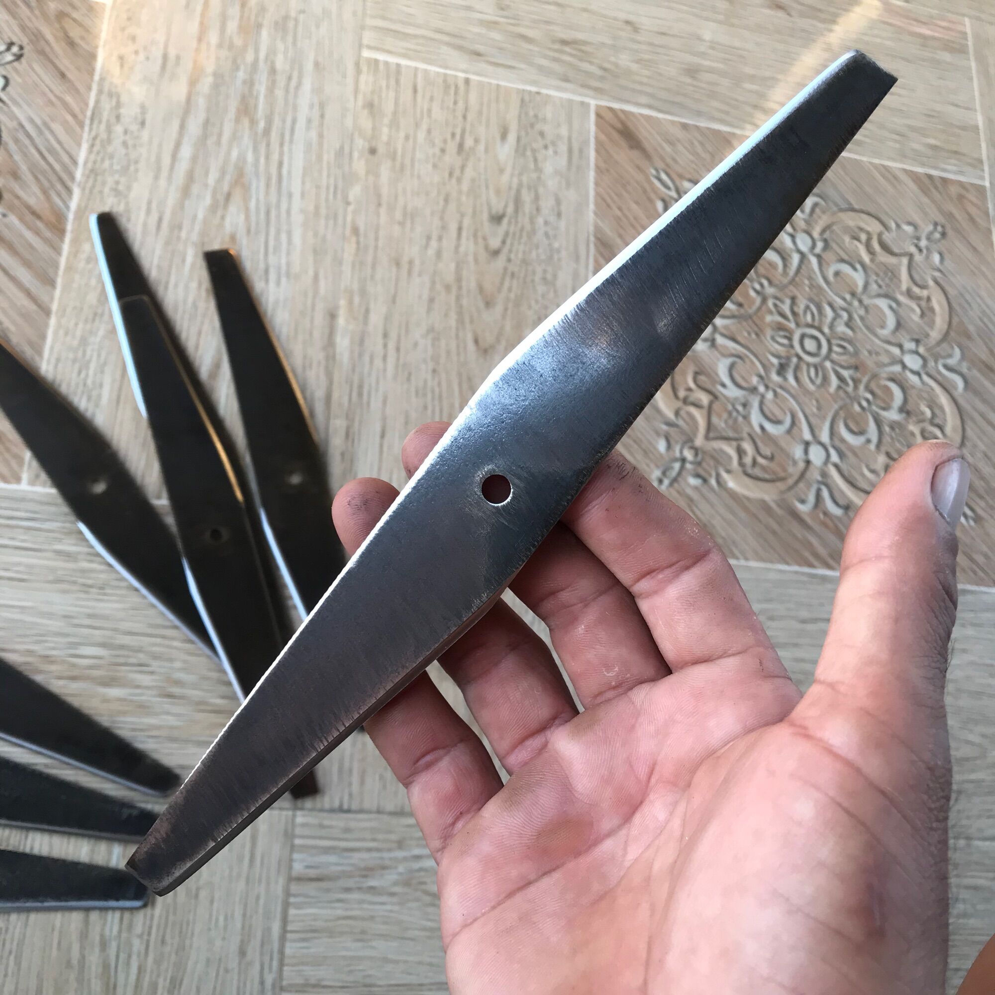 Lưỡi dao cắt cỏ bằng thép Japan gắn vào máy cắt cỏ pin hoặc máy cắt cỏ tự chế dài 22cm rộng 2,5cm lỗ 6mm