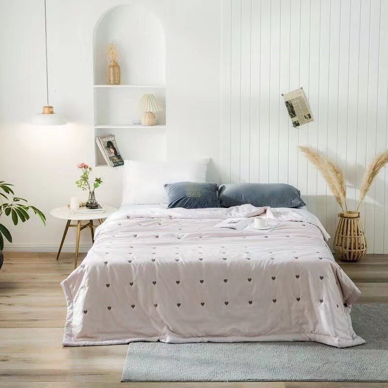 Chăn lụa thêu tim mềm mịn, thoáng mát