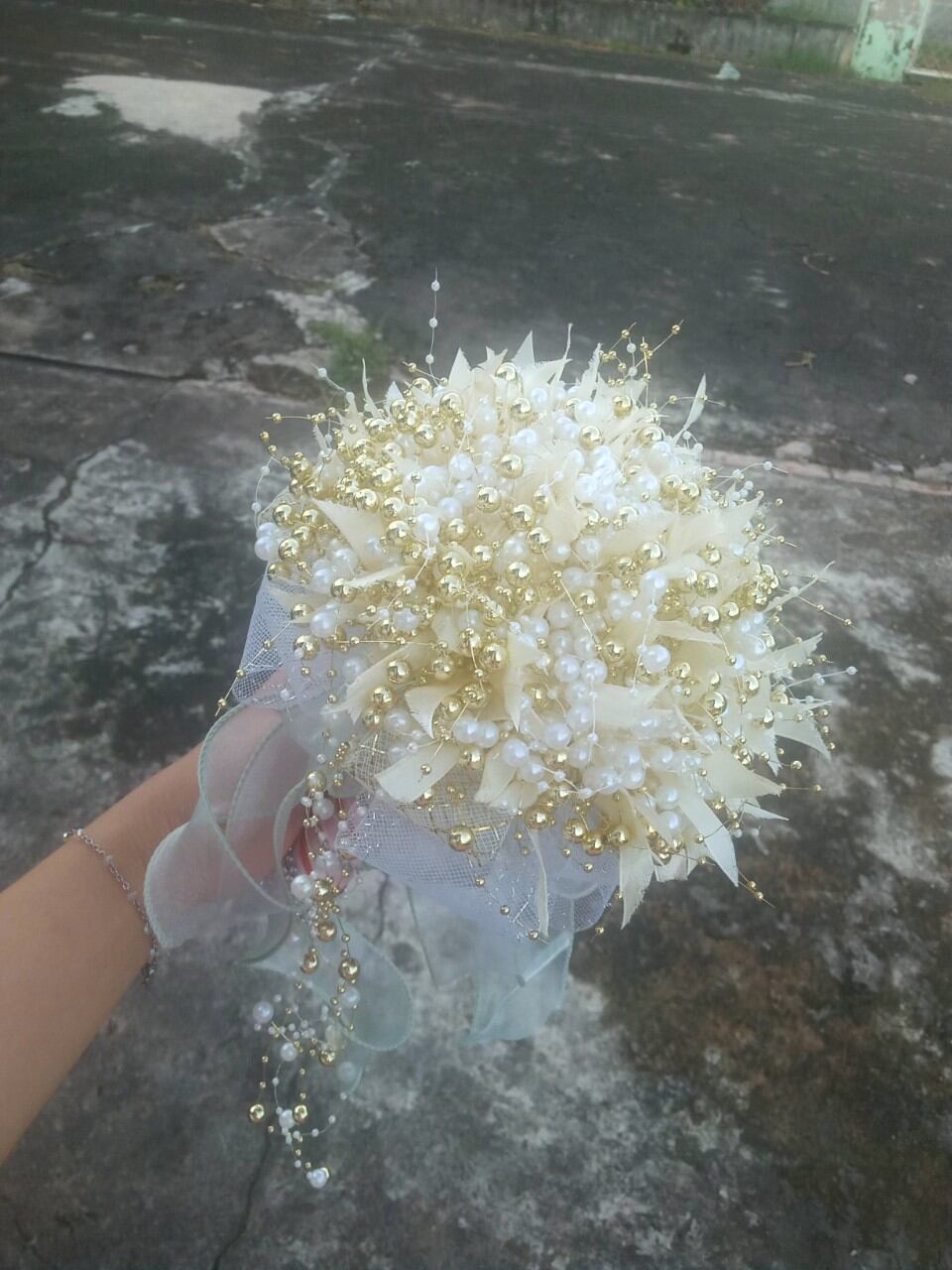 hoa cưới cầm tay ngọc trai