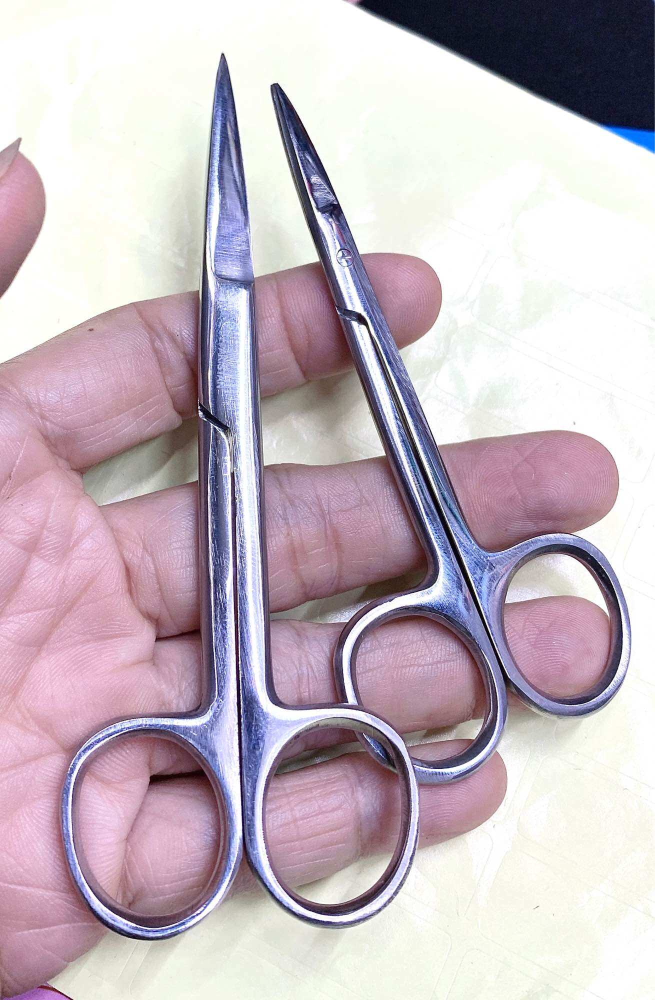 Kéo inox có loại mũi thẳng và mũi cong dài 10,5cm, kéo tốt của Pakistan