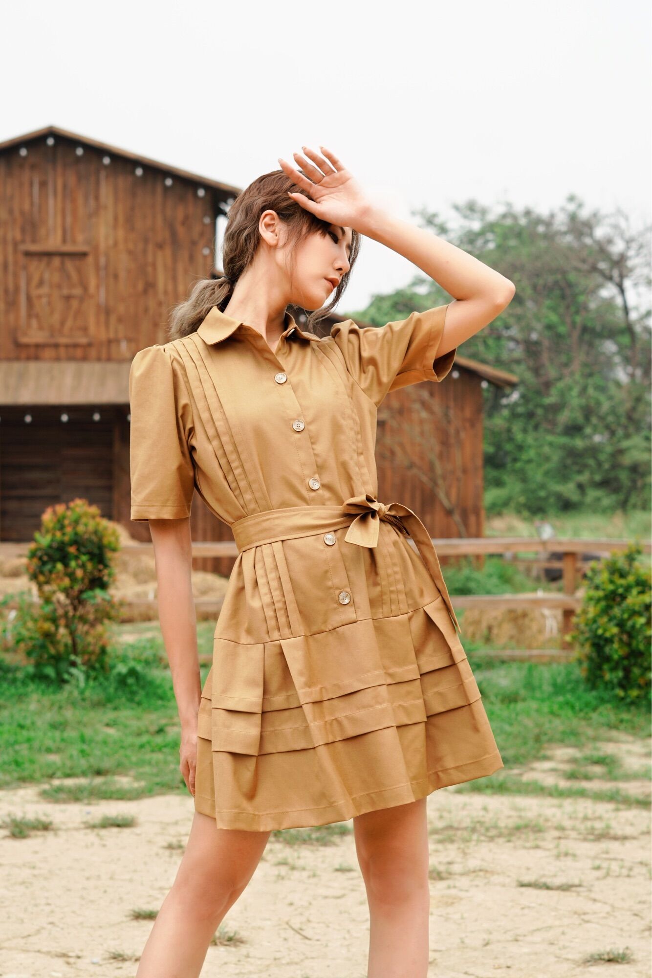 Váy suông dáng rộng cổ Đức freesize có đai thắt eo tôn dáng chất kaki mềm thoáng mát màu vàng camel Mari dress Caffeine Studio