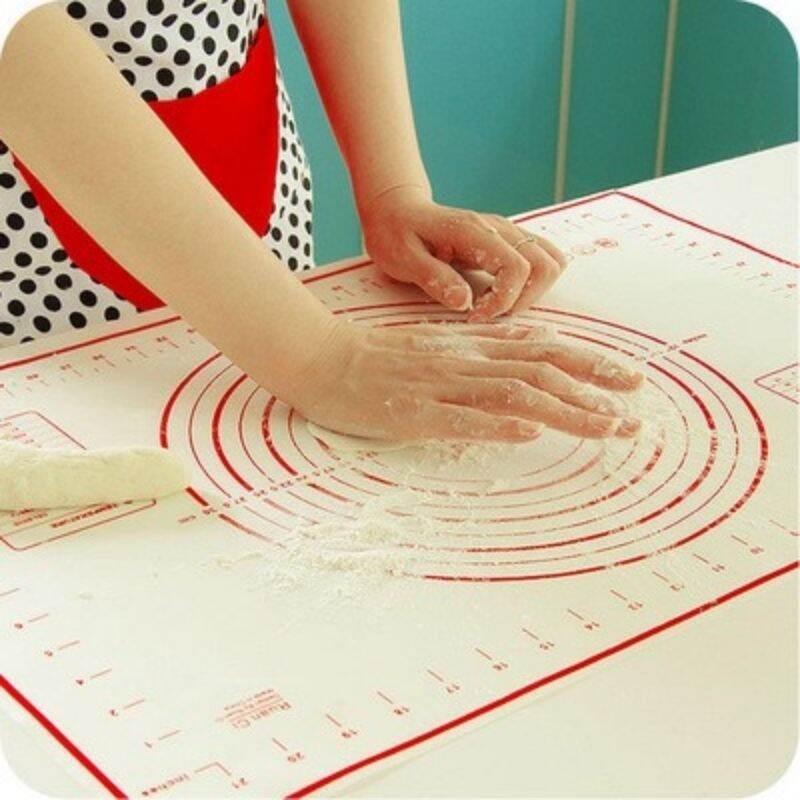 Tấm lót nhào bột size lớn nhất 60cm x 40cm.