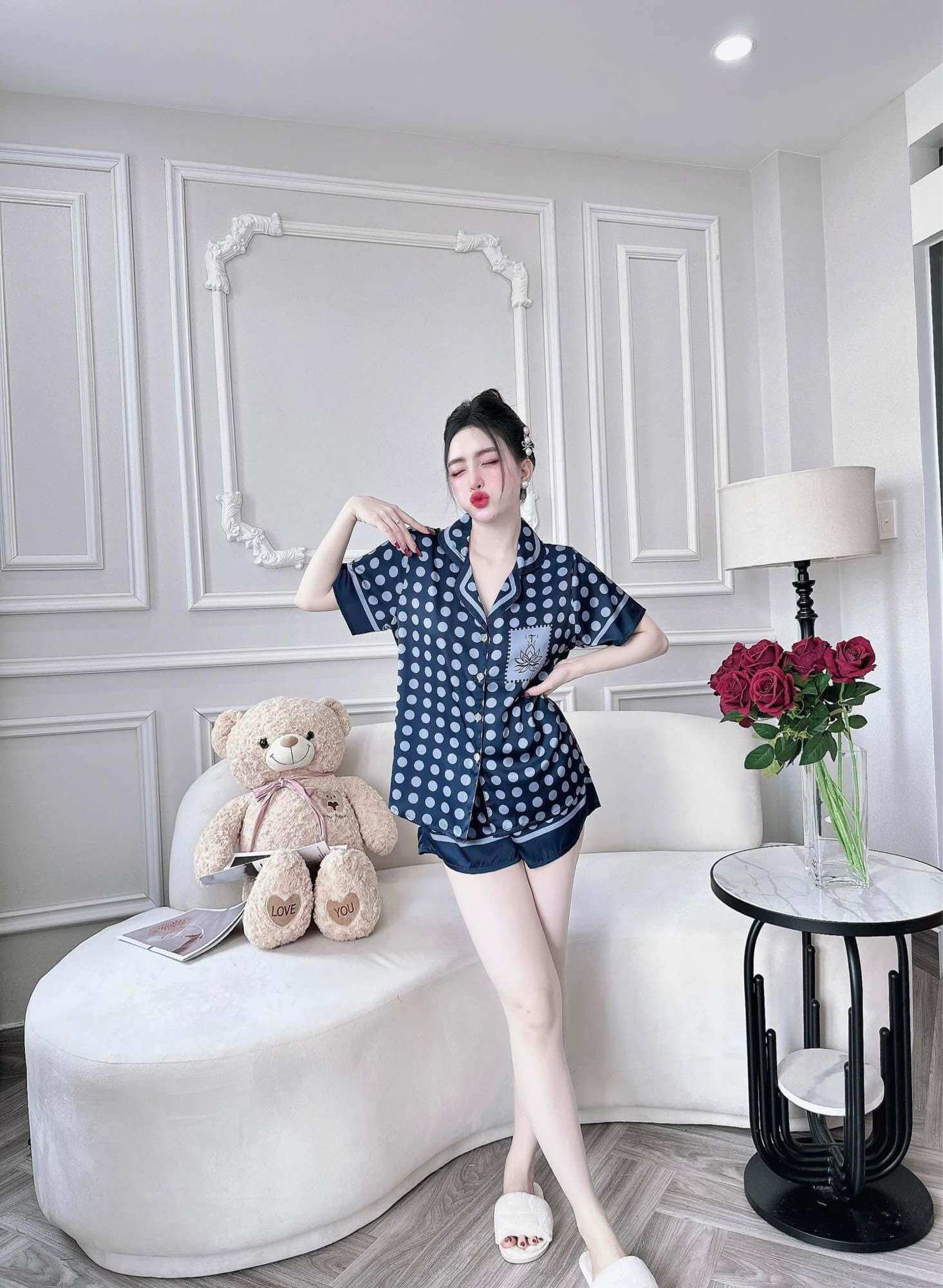 [Freesize<70kg] Đồ Bộ Đùi Tay Ngắn Lụa Latin Hoạ Tiết Chấm Bi
