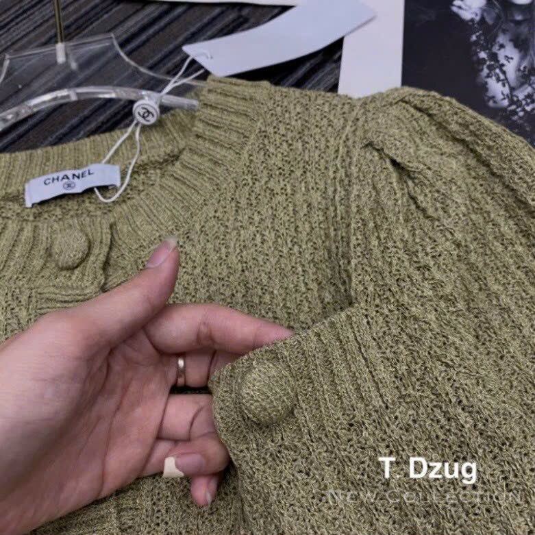 Áo len mongtoghi tay bồng cúc bọc dáng croptop