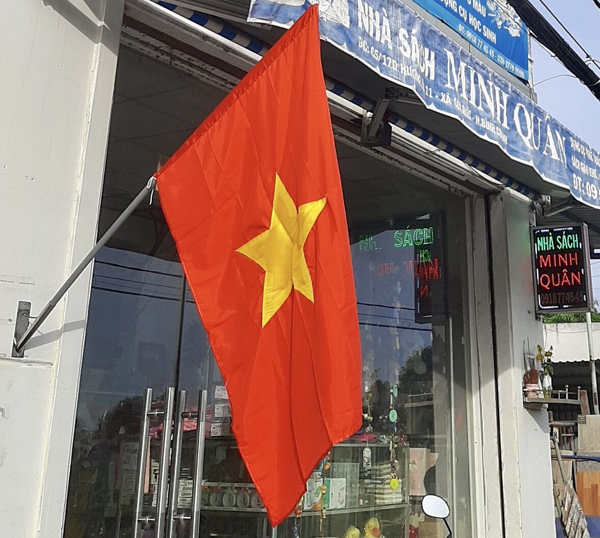 Cờ đỏ sao vàng/ cờ Tổ quốc size 1x1,5met vải phi lụa