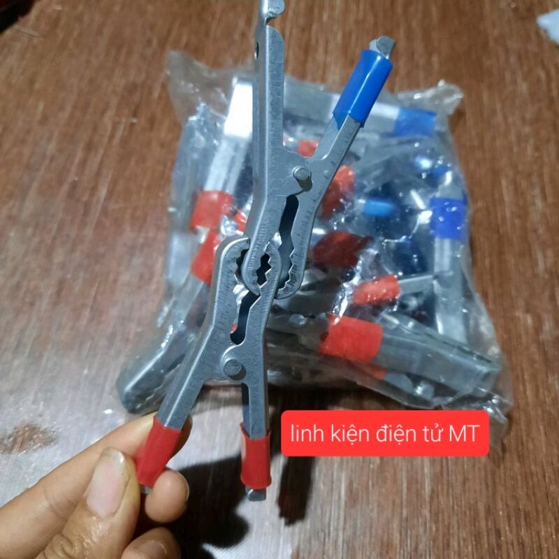 1 cặp kẹp bình (2 cái). Loại sịn