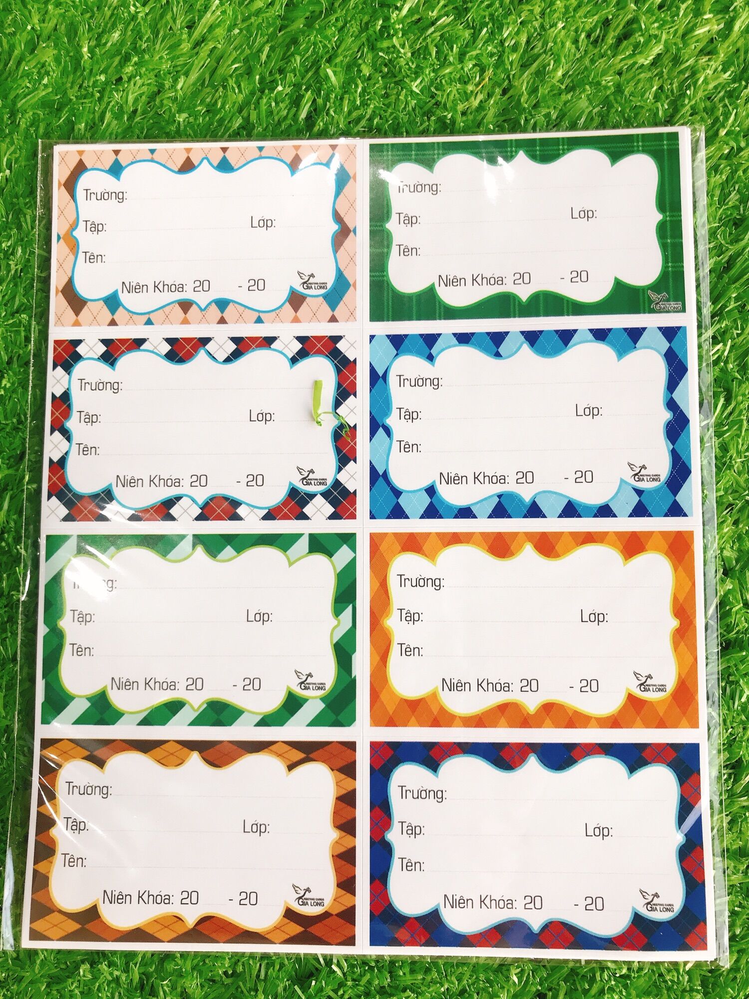 Nhãn vở học sinh có keo dán sẵn (1 xấp 5 tờ, mỗi tờ 10 ô)