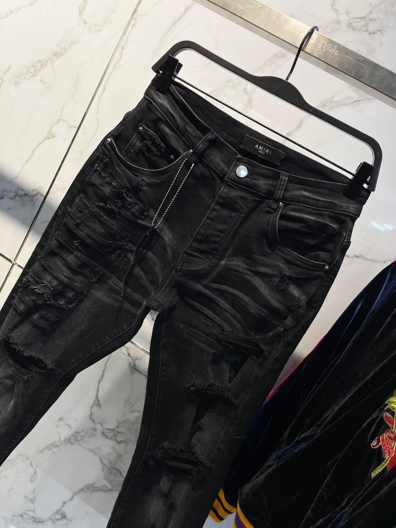 Jean Amiri rách gối like auth ss2023