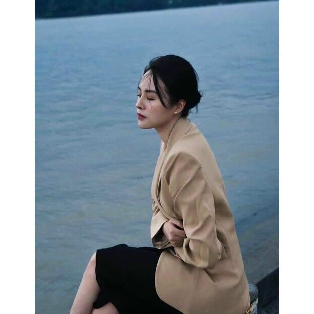 áo khoác blazer 2 màu đen và be cho nữ