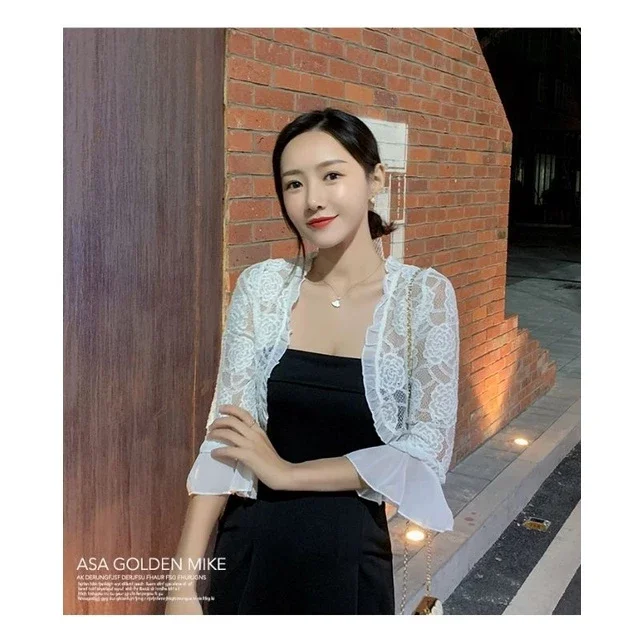 Aó khoác ren tà ngắn tay loe