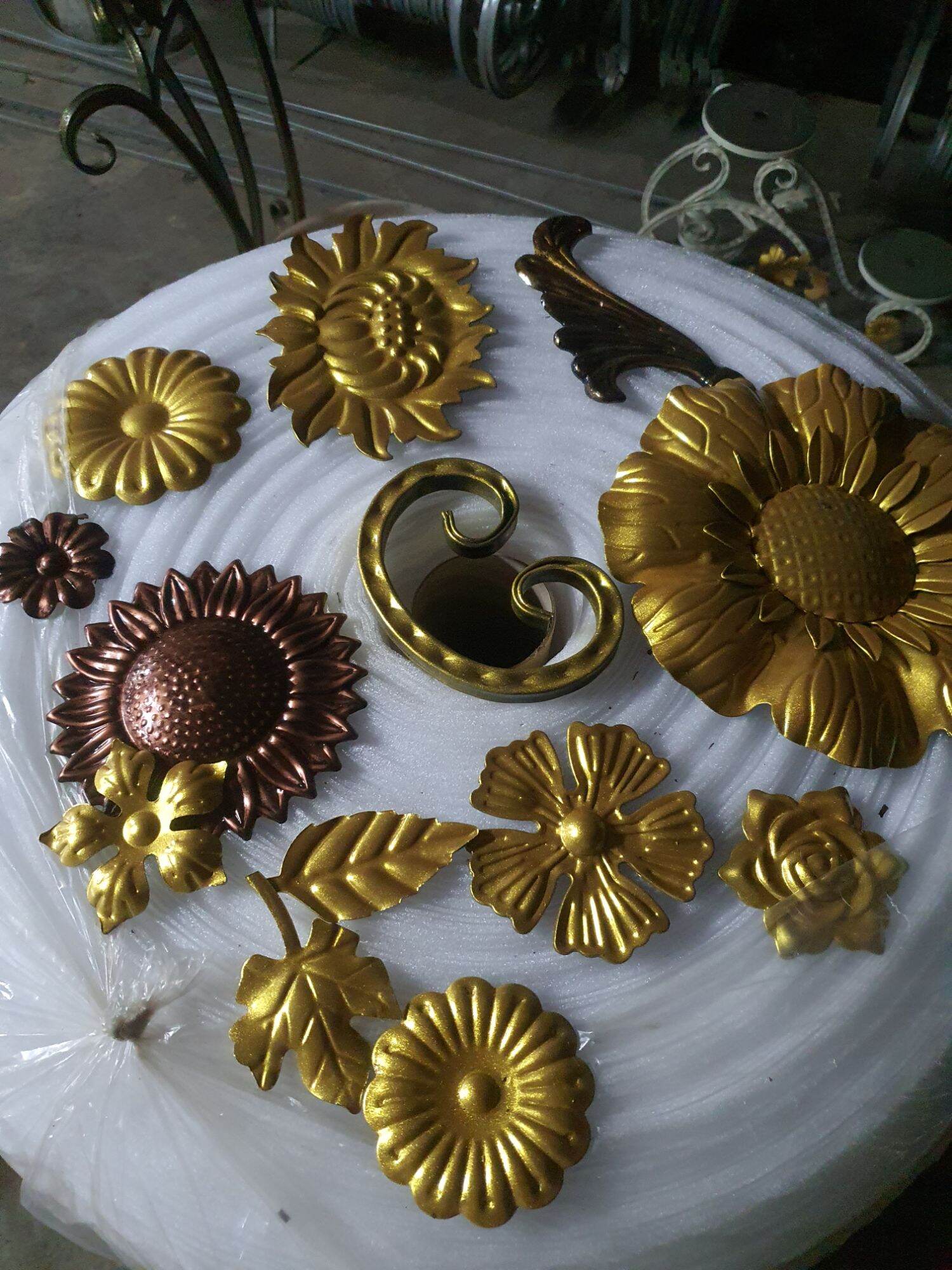 10 Hoa sắt dập ĐK 6cm
