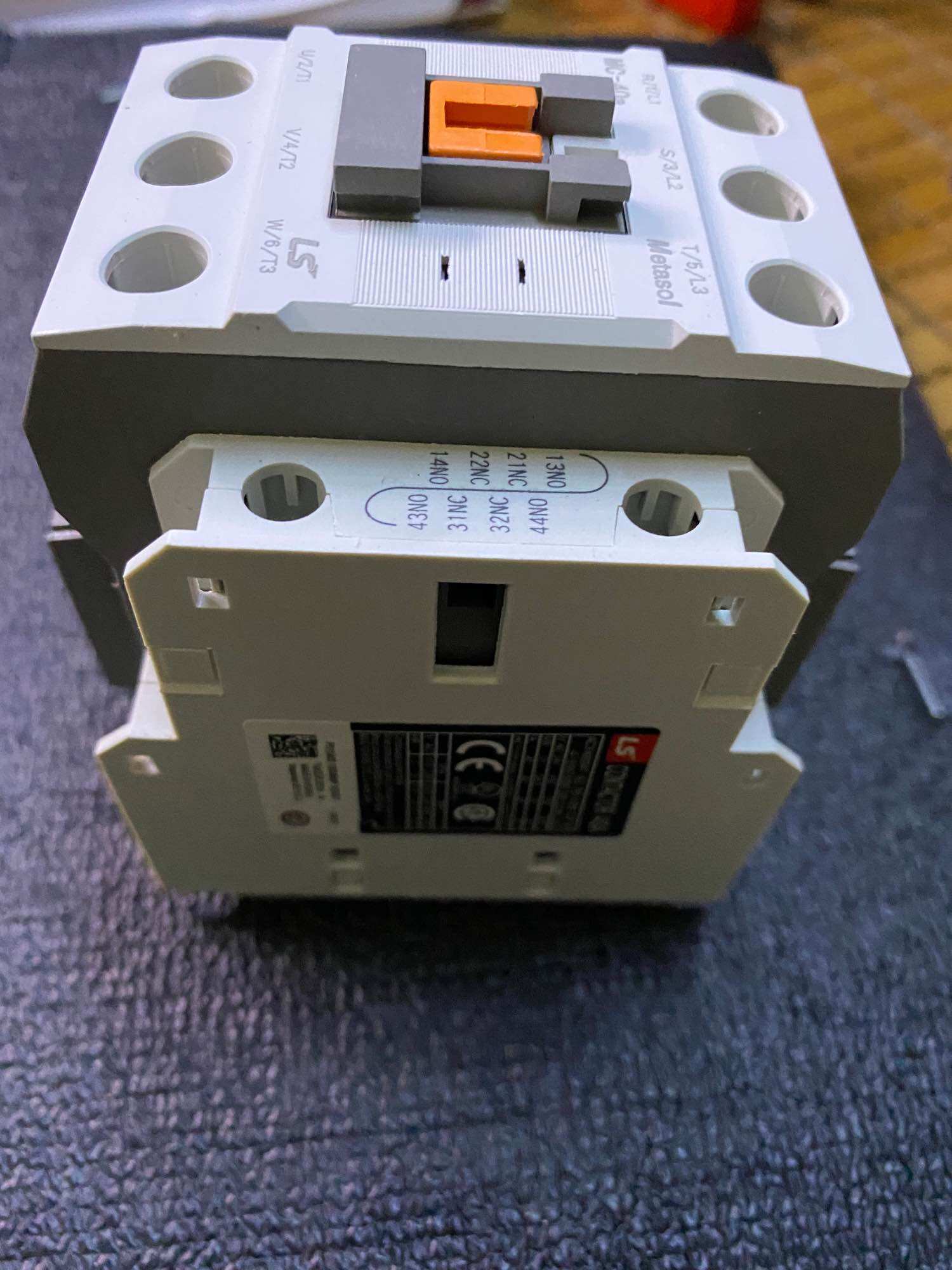 Khởi động từ 3 pha MC40 A/220 v /LS