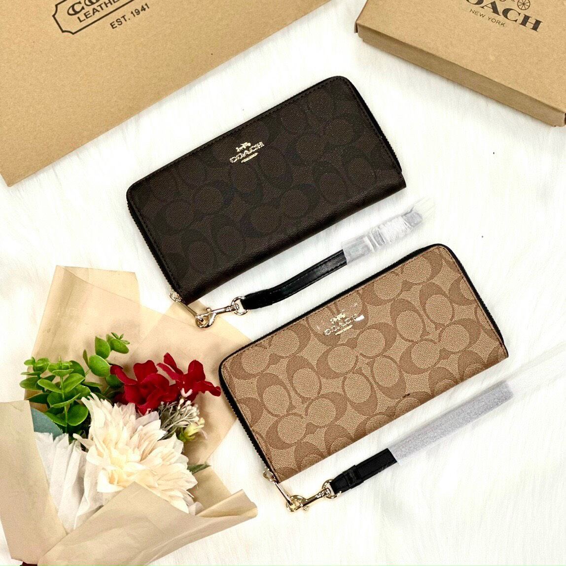 Ví C0ach
Long Zip Around Wallet xinh xắn